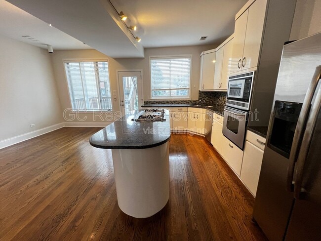 Building Photo - 1423 W Oakdale Ave