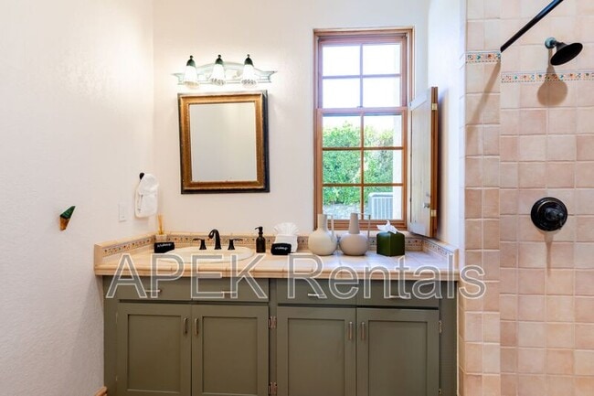 Building Photo - 690 W Linda Vista Dr