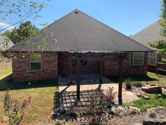 Building Photo - This beautiful patio home offers a fantast...