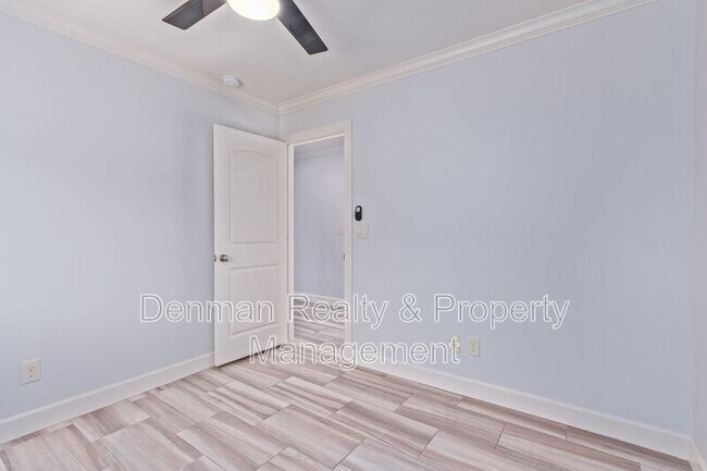 Building Photo - 1513 E Earll Dr
