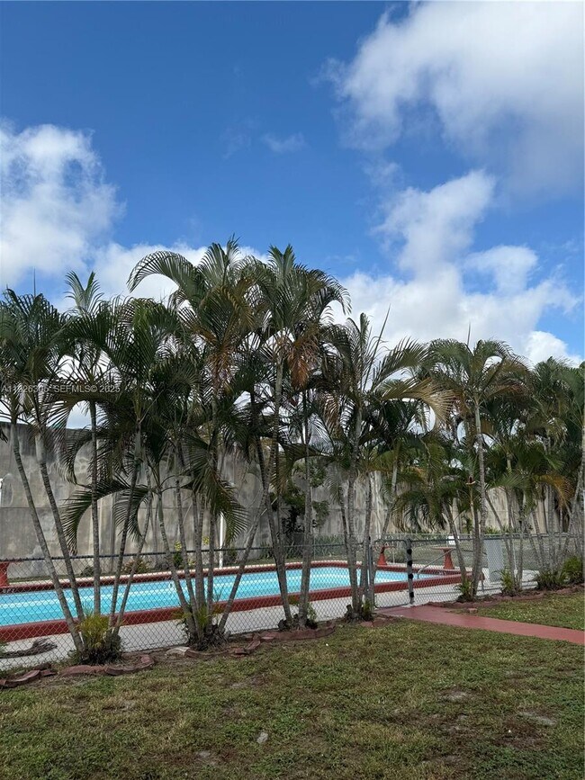 Building Photo - 2915 Plunkett St