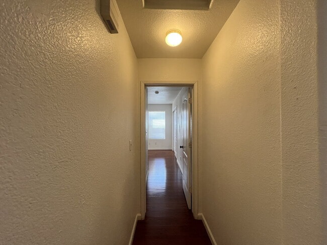 Building Photo - MOVE IN READY!!