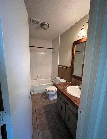 Building Photo - 1421 Wellington Ave