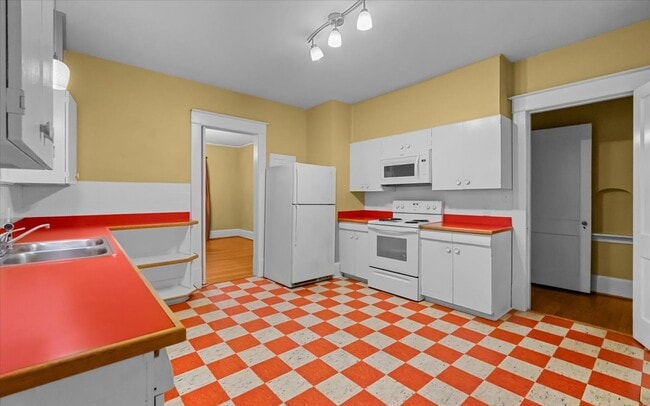 Building Photo - 707 Mayflower Dr