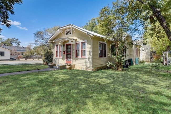 Building Photo - 601 E 8th St