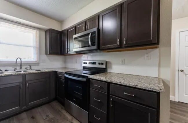 Building Photo - PRELEASING FOR MAY 2026!! Gorgeous 2 bedroom 2 Bath 2 Car Garage Duplex!!