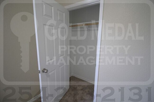 Building Photo - 4008 Cambridge Dr