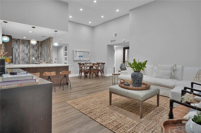 Building Photo - 5555 Collins Ave