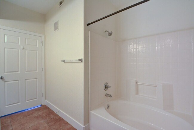Building Photo - Beautiful 2BR / 2BA Renovated / Modern Condo In A Gated Complex.