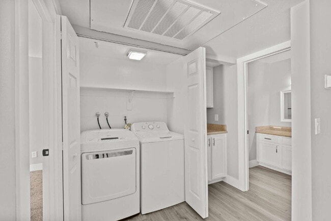 Building Photo - 7100 W Pirates Cove Rd