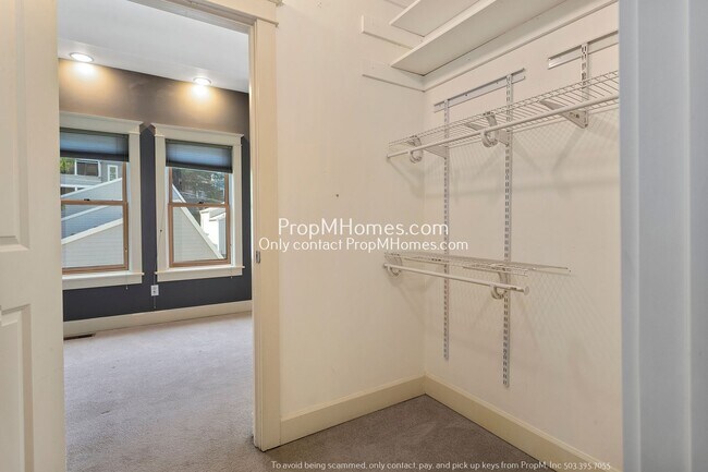 Building Photo - Two-Bedroom End Unit Condo in Goose Hollow! DEPOSIT SPECIAL