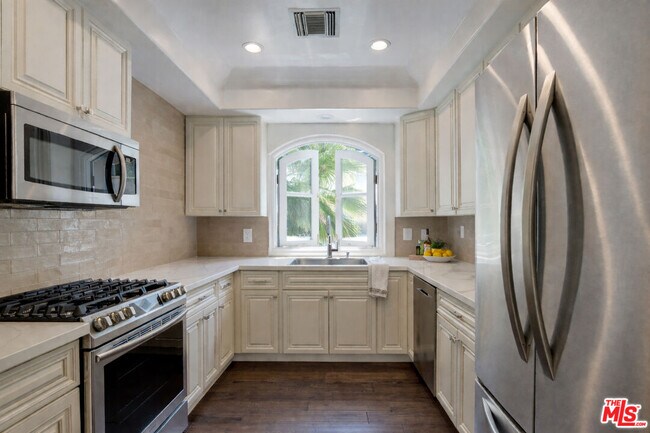 Building Photo - 353 S Reeves Dr