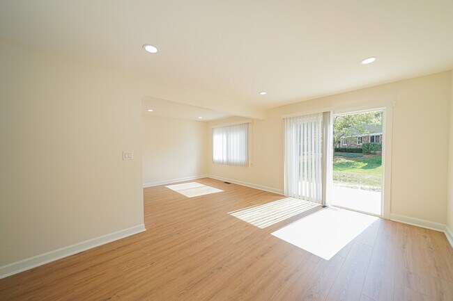 Building Photo - 621 Breakers Point