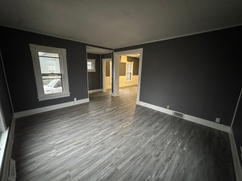 Building Photo - 82 N Elm St