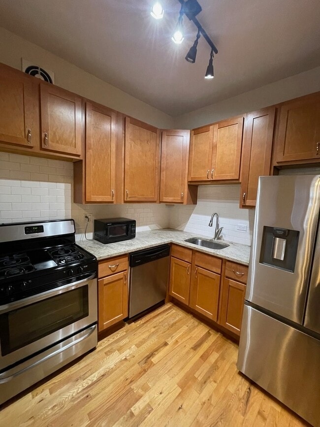 Building Photo - 908 N Damen Ave