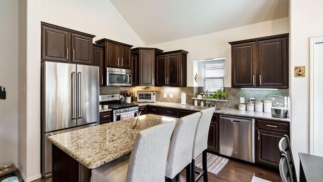 Building Photo - Beautiful 3 bedroom 2 bath and an office w...