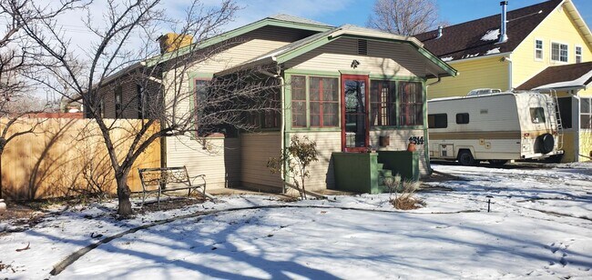 Building Photo - 2 bed 2 bath house