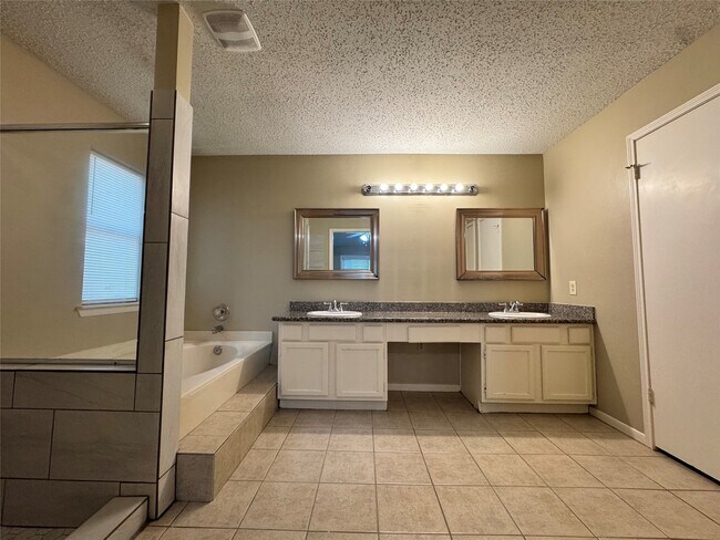 Building Photo - 11 Cottage Grove Pl