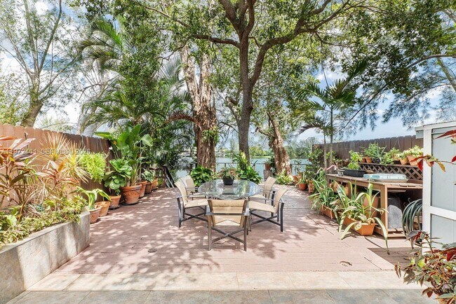 Building Photo - 4905 SW 71st Pl