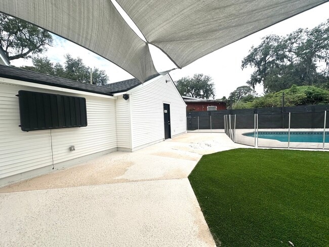 Building Photo - Mid Century Modern Gem!