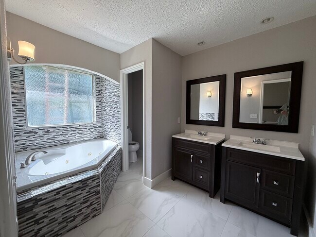 Building Photo - 4006 Cedar Ridge Ct
