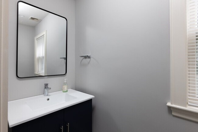 Building Photo - 17 Willow St