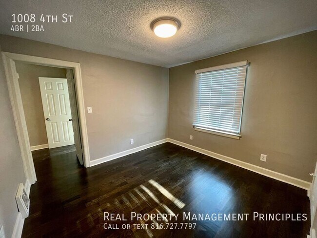 Building Photo - 1008 4th St-