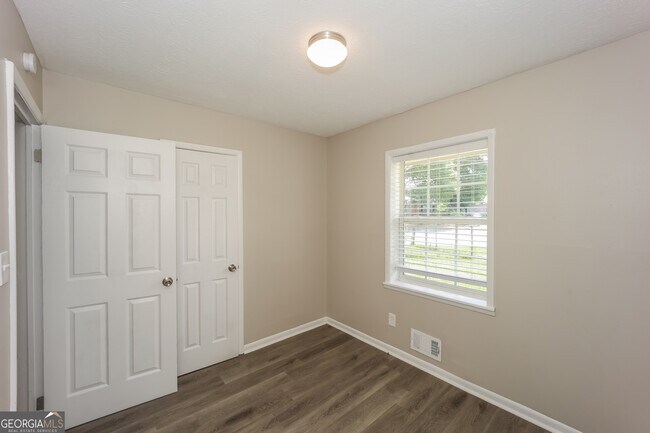 Building Photo - 8904 Channing Dr