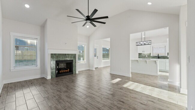 Building Photo - Modern 3BR Near Creekside Park
