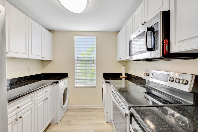 Building Photo - 2060 Greenview Shores Blvd