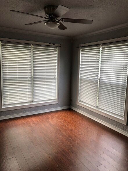 Building Photo - 502 Beacon