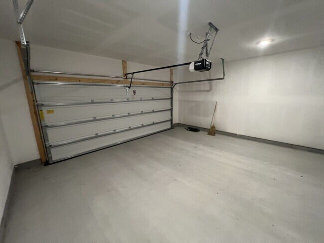 Building Photo - Charming 3 Bed, 2 Bath Home in Prime Locat...