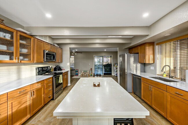 Building Photo - Sunburst Drive