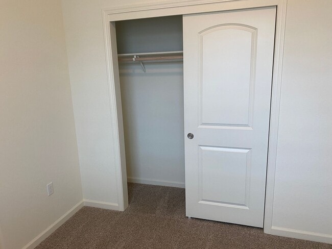 Building Photo - Newer 3 Bedroom 2 Bathroom Home in Tulare!