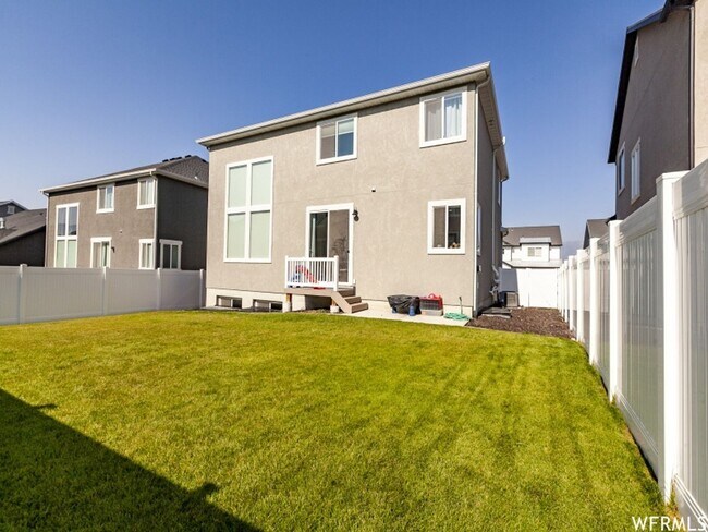 Building Photo - Spacious Open Floor Plan Available Soon!