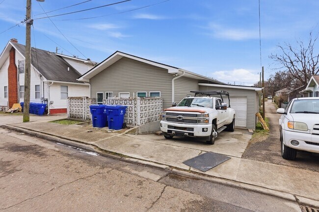 Building Photo - 109 N Cruze St