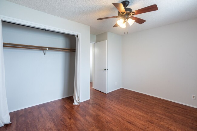 Building Photo - 2 bedroom / 1 1/2 bath / 2 parking condo i...
