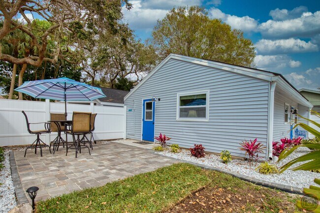 Building Photo - Annual Cottage minutes from Manasota Key Beach!  (2 Units on Property)