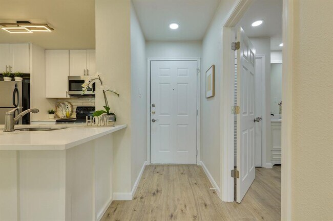 Building Photo - 8888 Tallwood Dr