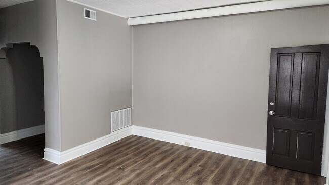 Building Photo - "Charming 1-Bed Oasis in Vibrant St. Louis - Your Urban Retreat Awaits!"