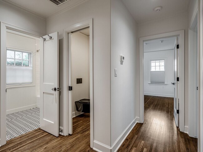 Building Photo - Luxury Living in the Heart of Tulsa