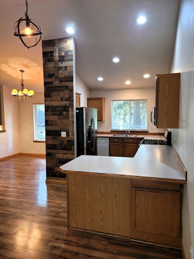 Building Photo - Spacious 3 Bedroom Home with Garage