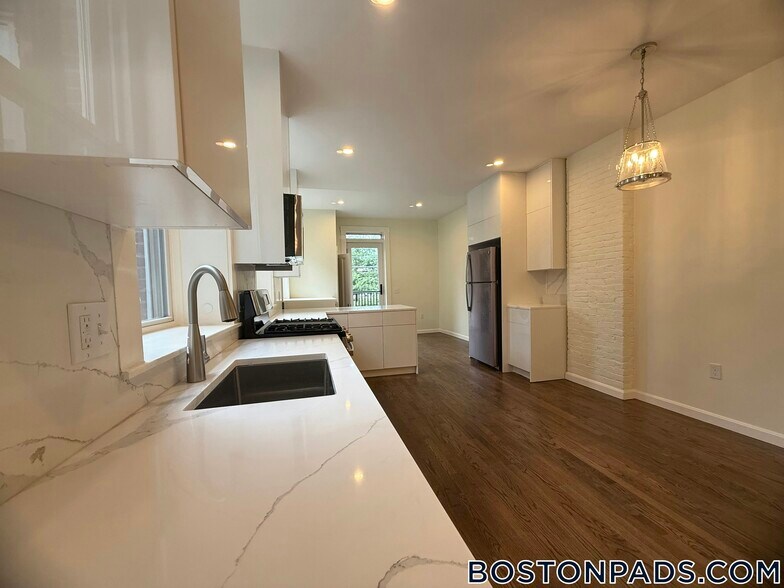 Primary Photo - 1726 Beacon St