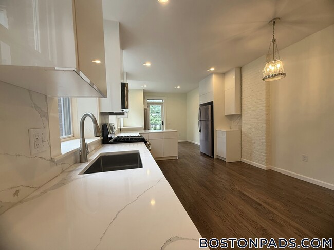 Building Photo - 1726 Beacon St