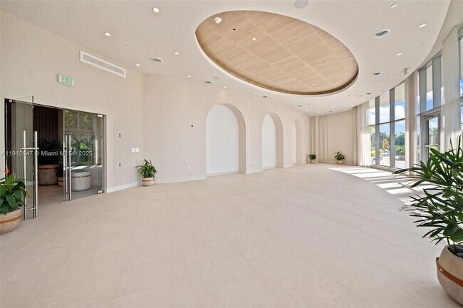 Building Photo - 700 NE 24th St