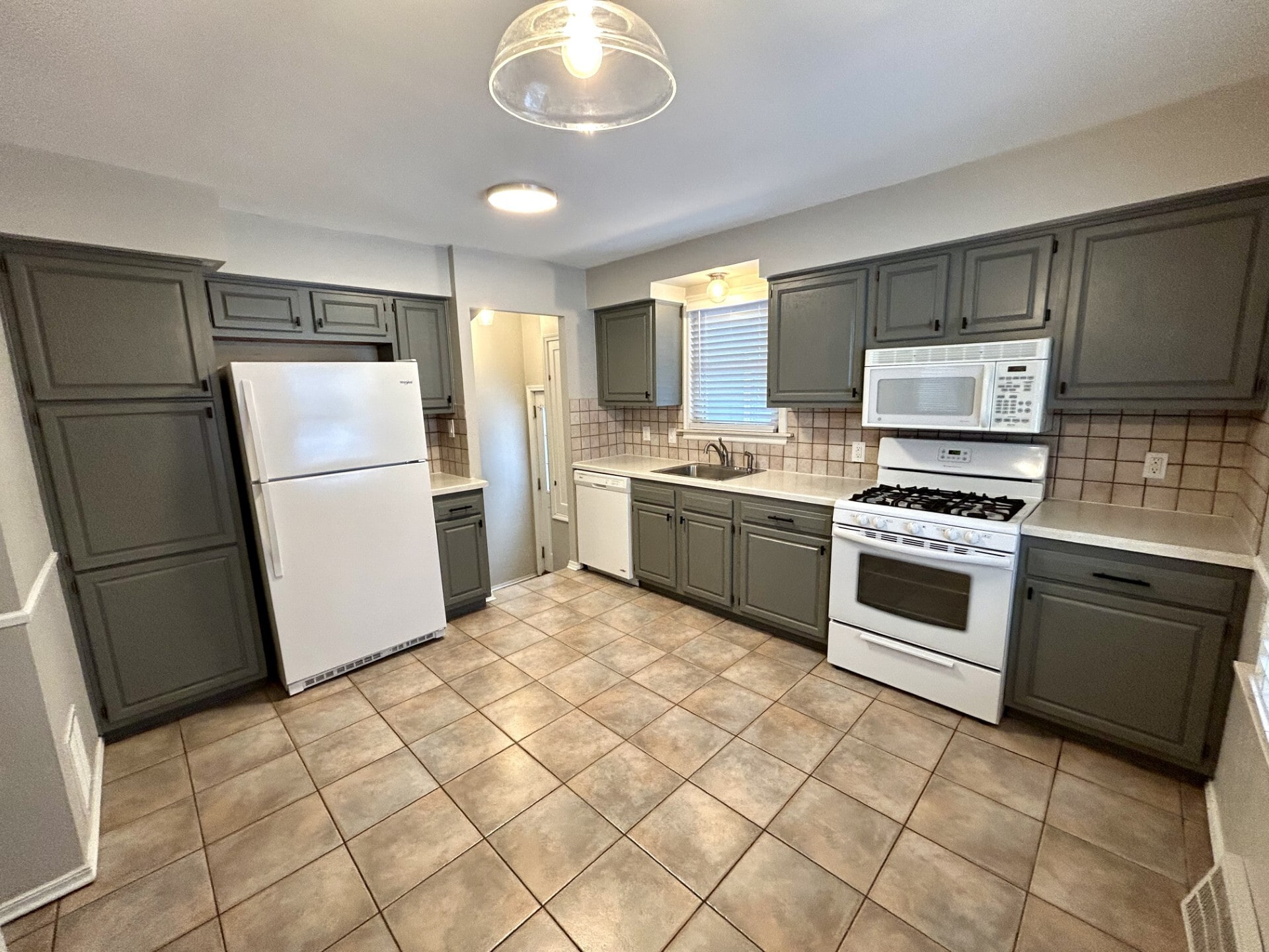 Building Photo - 1316 N Vermont Ave