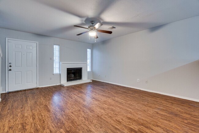 Building Photo - Uptown Townhome - 2BD / 2.5BA - Near Downt...