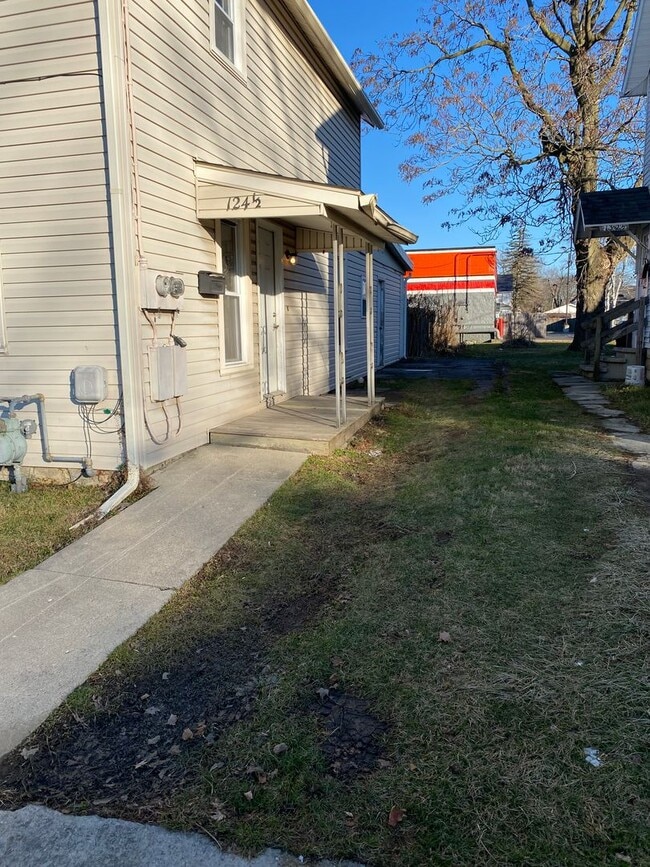 Building Photo - Newly Renovated 2 Bedroom Apartment