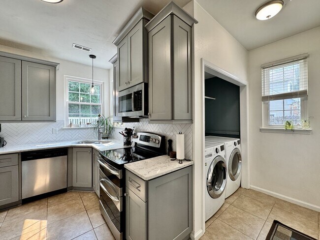 Building Photo - First-Time Rental! Available 08-07-26 - Fenced Yard, Pet Friendly, Attached 2-Car Garage!