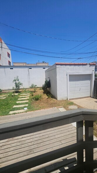 Building Photo - 1034 N Kenmore Ave
